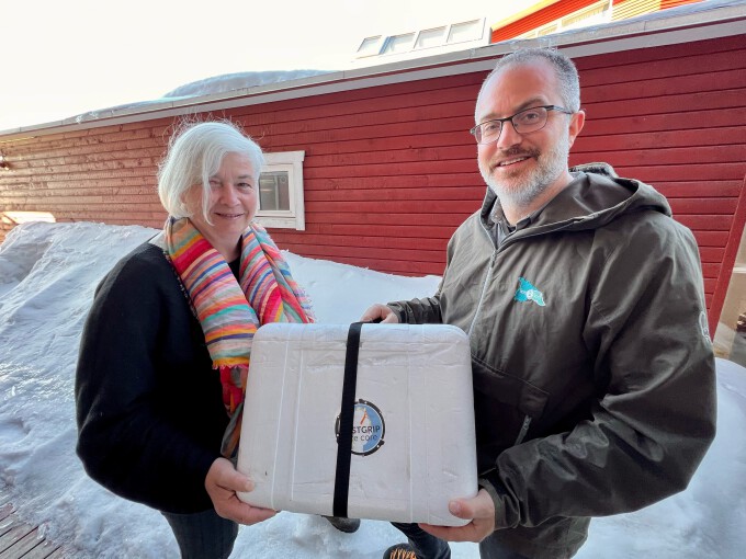 Overlevering av oppdrag for å samle snøprøver fra forskerne Dorthe Dahl-Jensen og Kerim Hestnes Nisancioglu fra EastGrip. Foto: Erik Abild, Det kongelige hoff.